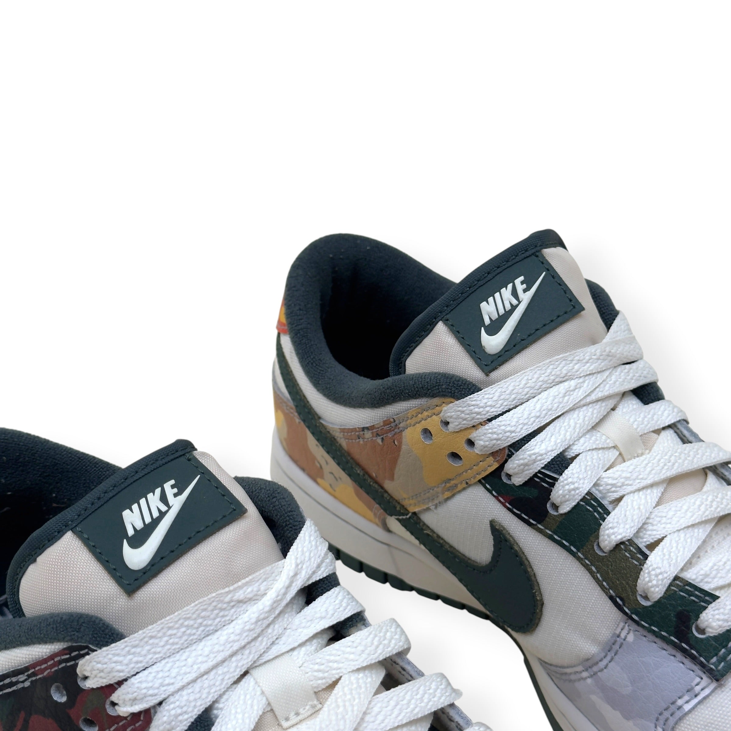 NIKE DUNK LOW-TOP CAMO SNEAKER SAIL / MULTI CAMO UK7
