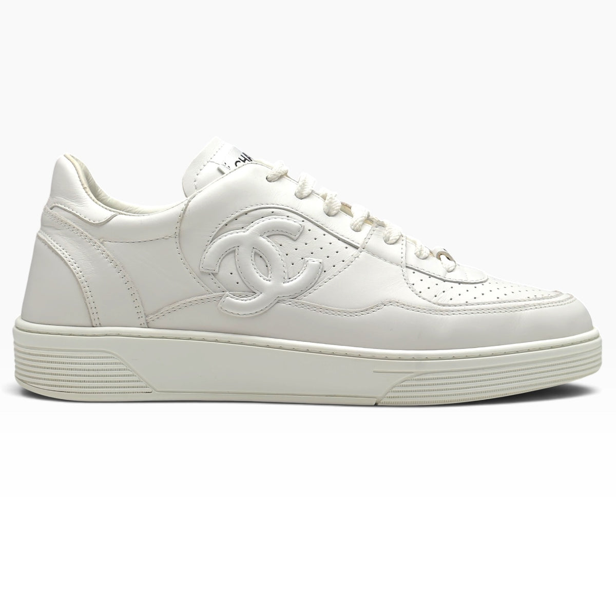 CHANEL CALFSKIN CC LOGO LOW TOP SNEAKER WHITE 43 / UK9