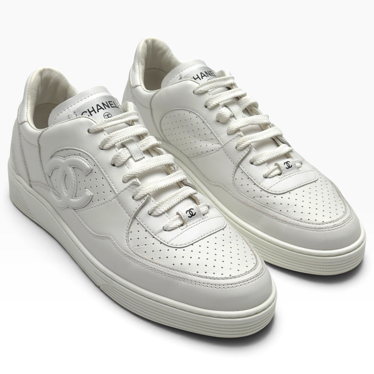 CHANEL CALFSKIN CC LOGO LOW TOP SNEAKER WHITE 43 / UK9