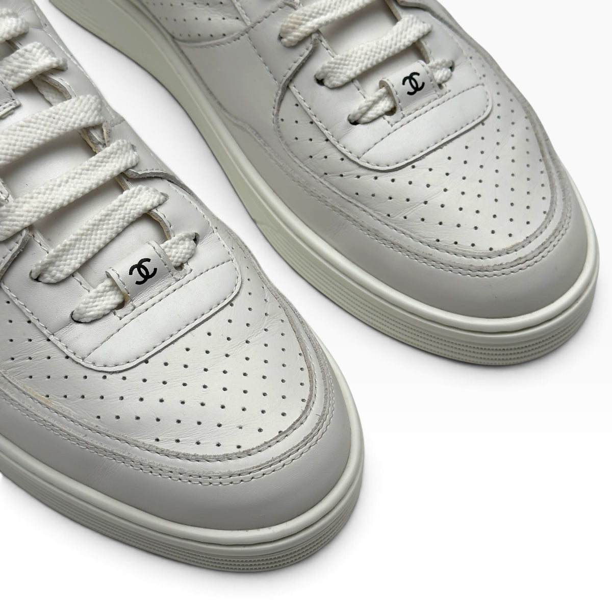 CHANEL CALFSKIN CC LOGO LOW TOP SNEAKER WHITE 43 / UK9