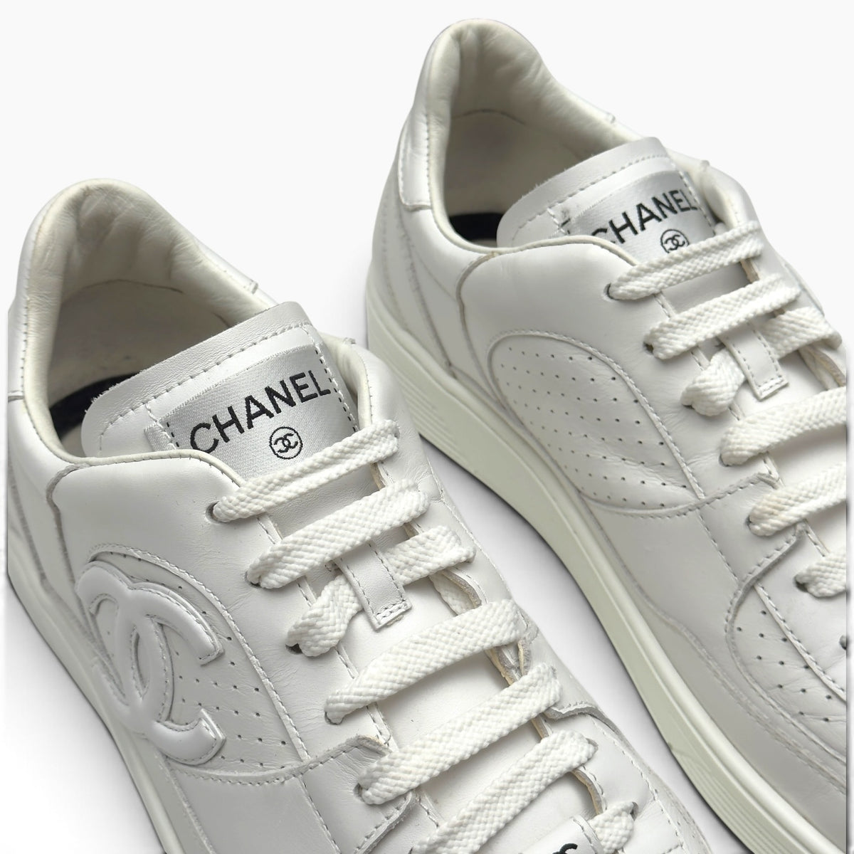 CHANEL CALFSKIN CC LOGO LOW TOP SNEAKER WHITE 43 / UK9