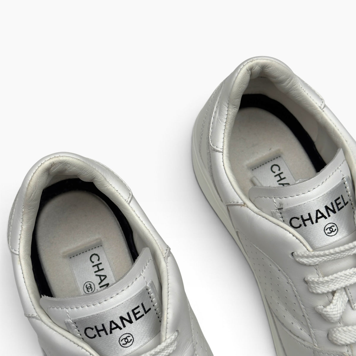 CHANEL CALFSKIN CC LOGO LOW TOP SNEAKER WHITE 43 / UK9