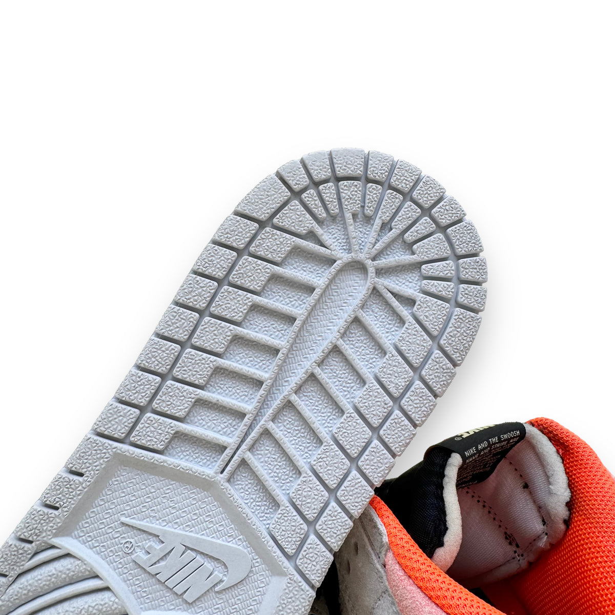 NIKE AIR JORDAN 1 RETRO HIGH OG NEUTRAL GREY HYPER CRIMSON UK9