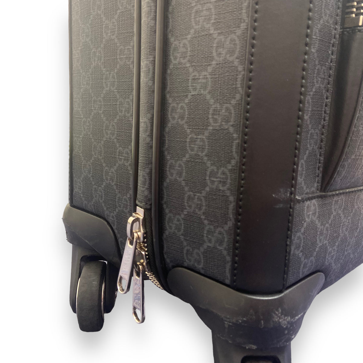 GUCCI GG SUPREME CABIN SUITCASE BLACK M