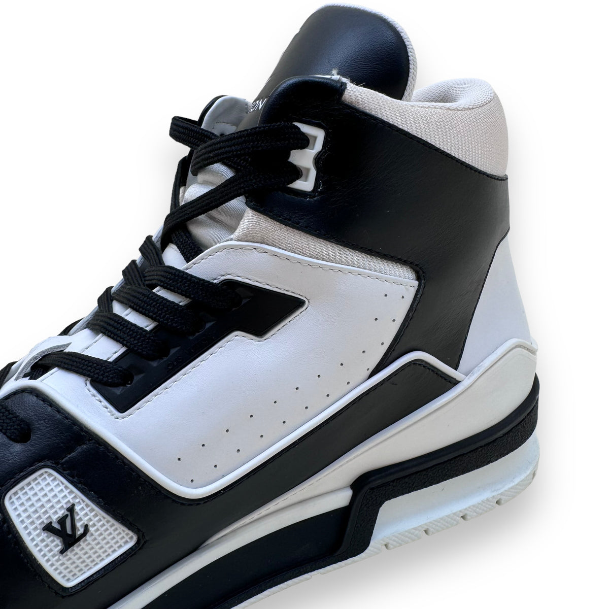 LOUIS VUITTON HIGH-TOP LEATHER SIGNATURE SNEAKER BLACK / WHITE UK11