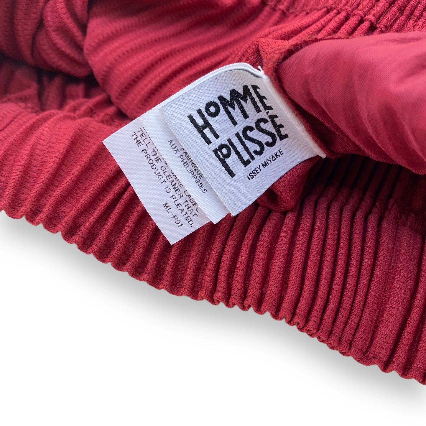 ISSEY MIYAKE HOMME PLISSÉ HEATHER PLEATS OVERSIZED SHORTS RED L