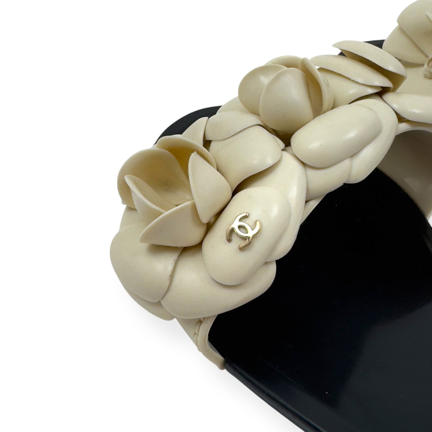 CHANEL CAMELLIA FLOWER RUBBER SANDALS BLACK / CREAM 38 / UK5