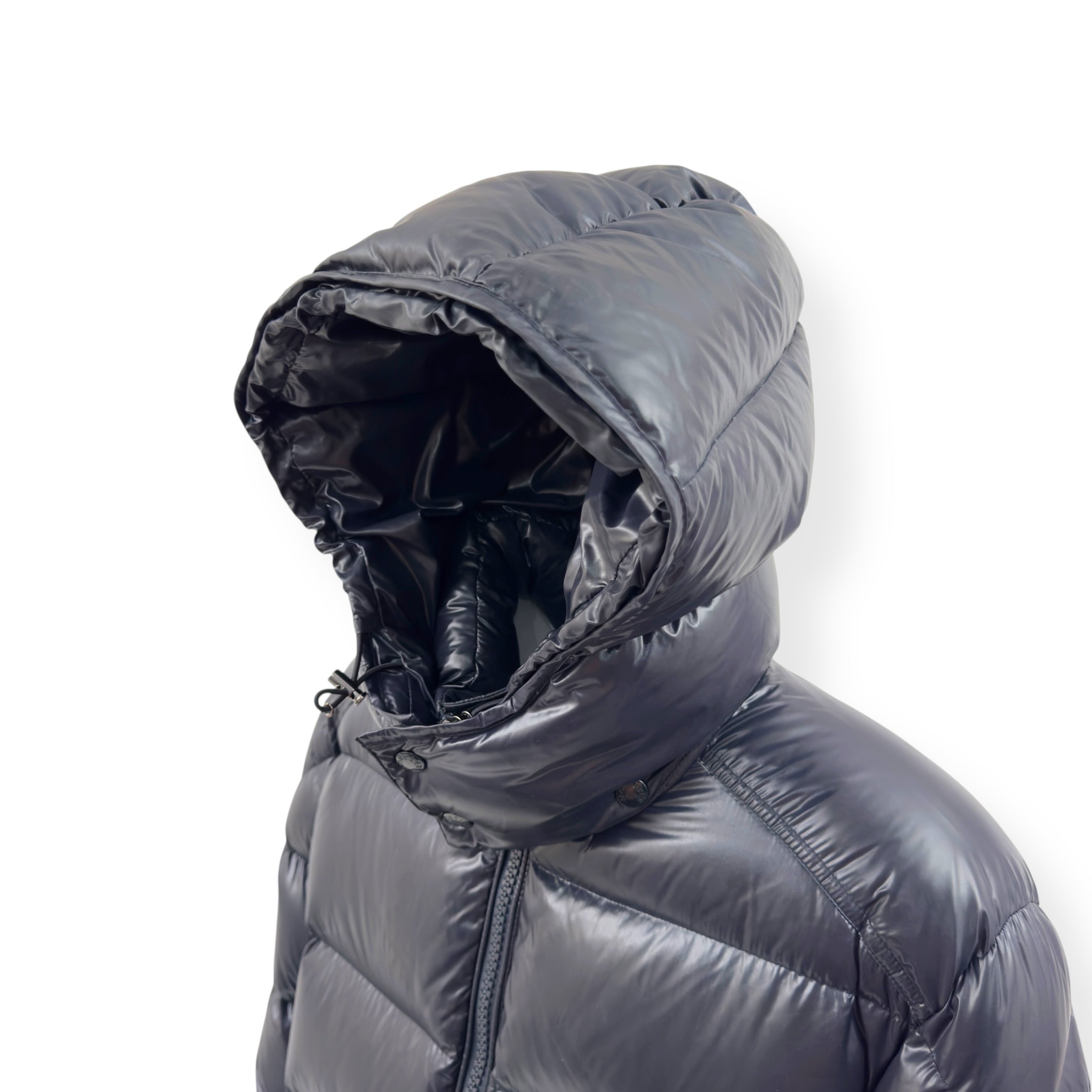 MONCLER MAYA HOODED SHORT DOWN PUFFER JACKET NAVY 5 / XL