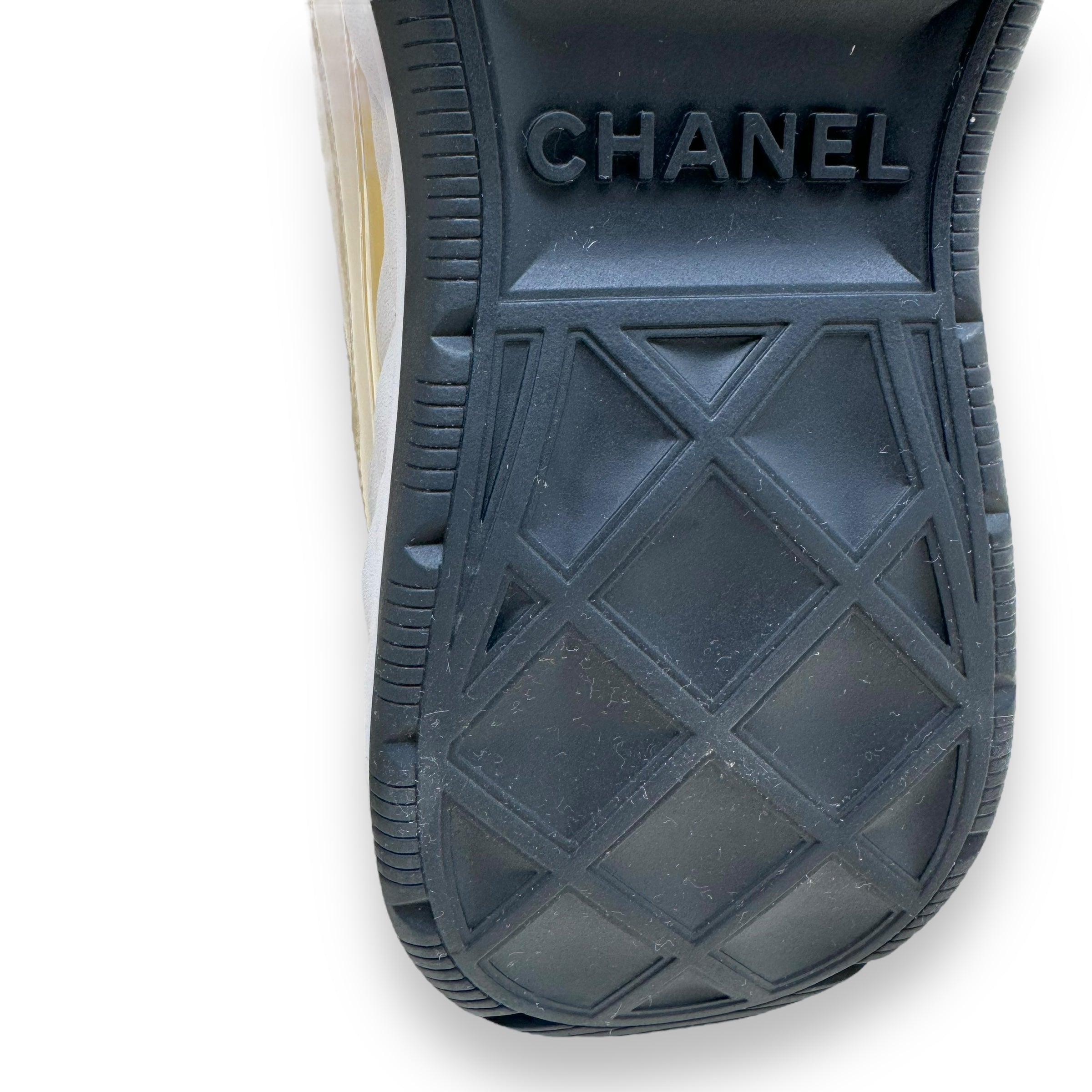 CHANEL NEOPRENE / LEATHER CC LOW TOP SNEAKER WHITE / IVORY UK9