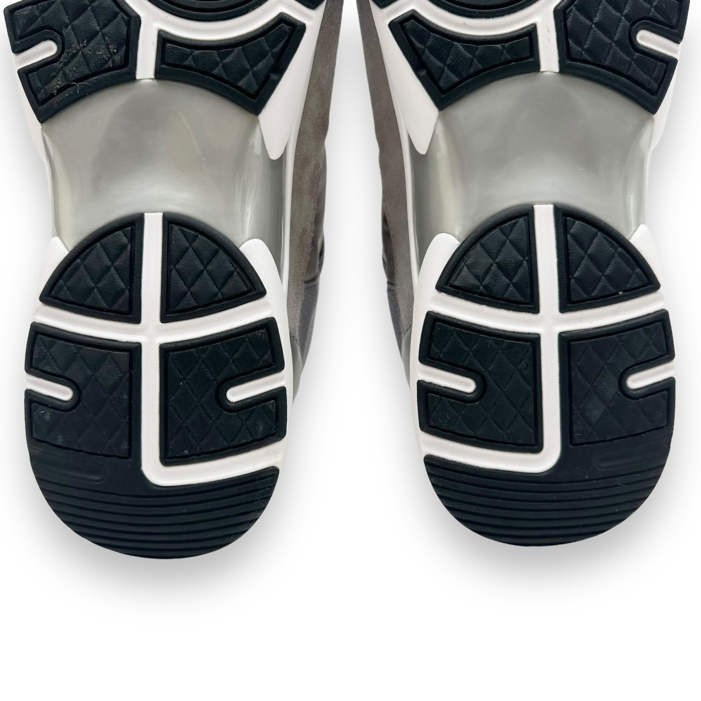 CHANEL CC LOW TOP SNEAKER GREY UK9