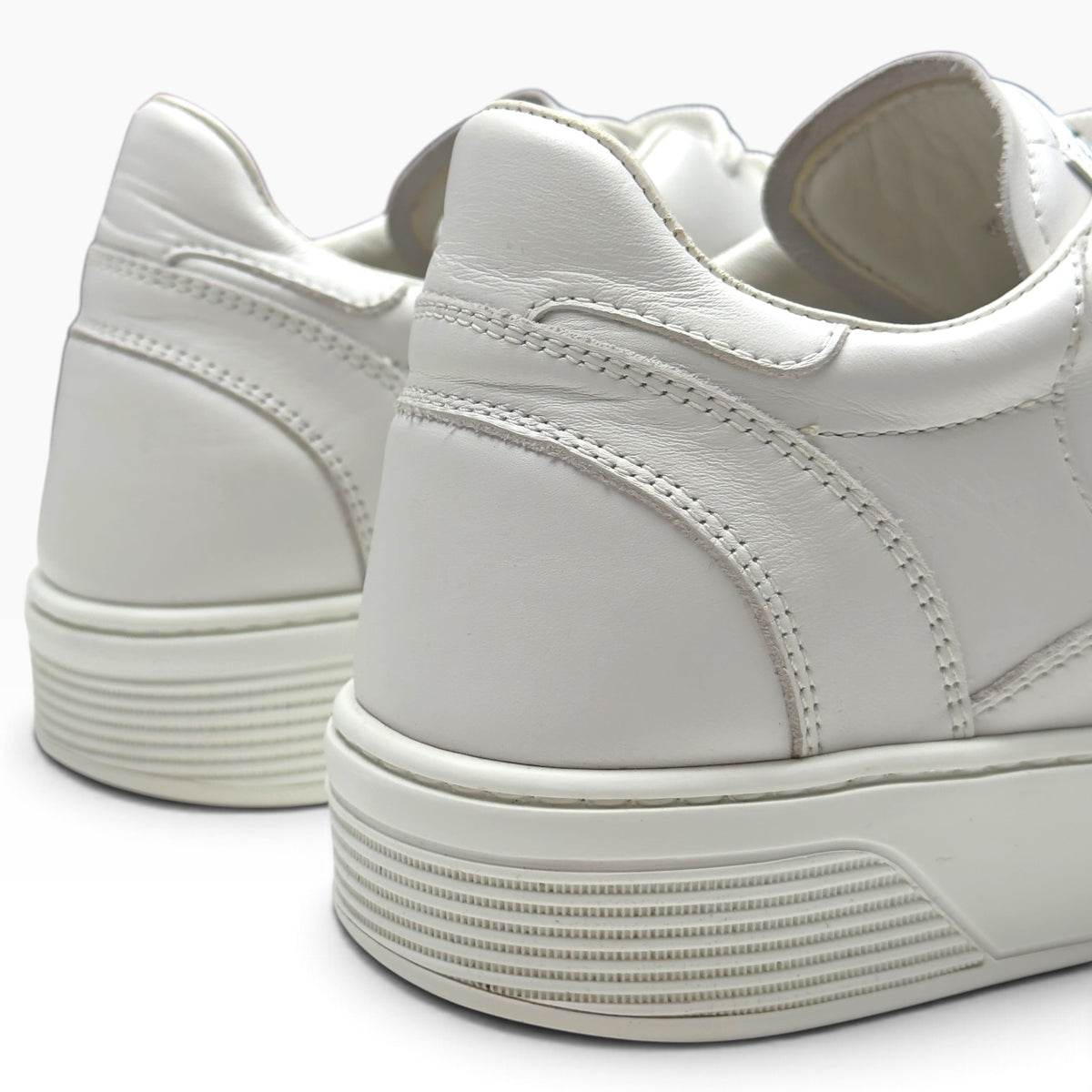 CHANEL CALFSKIN CC LOGO LOW TOP SNEAKER WHITE 43 / UK9