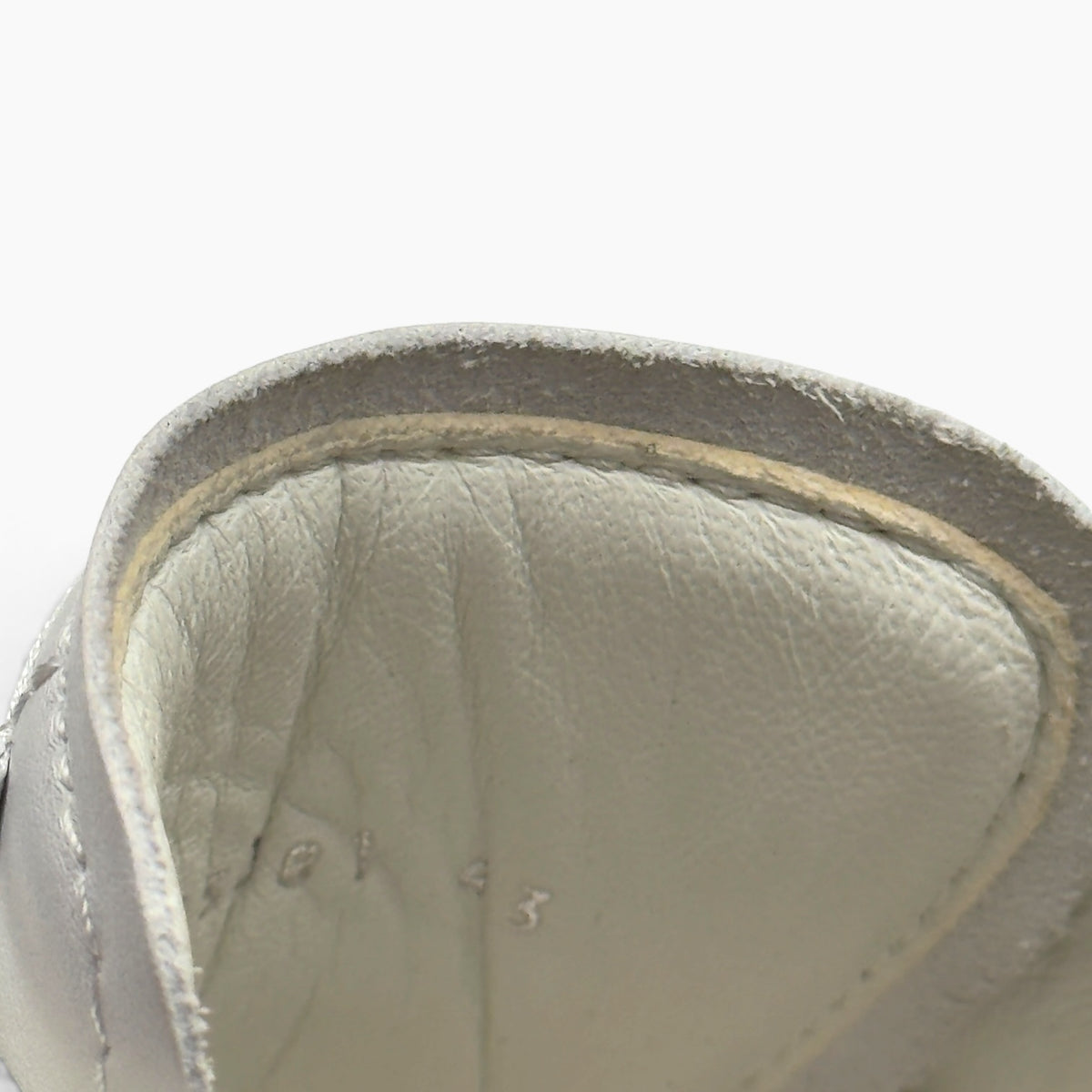 CHANEL CALFSKIN CC LOGO LOW TOP SNEAKER WHITE 43 / UK9