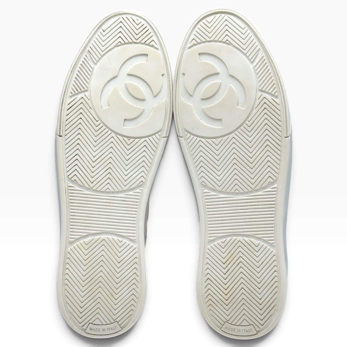 CHANEL CALFSKIN CC LOGO LOW TOP SNEAKER WHITE 43 / UK9