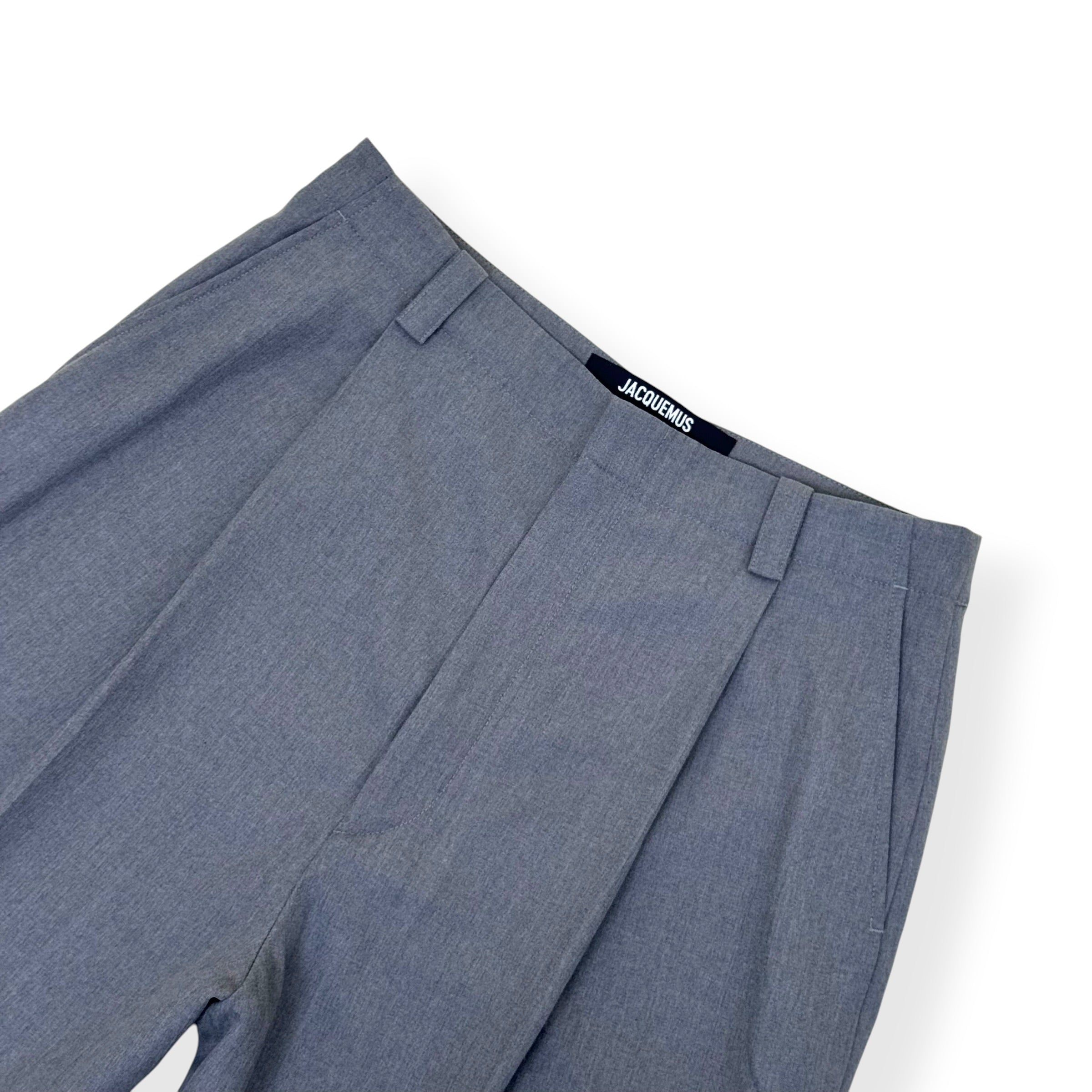 JACQUEMUS LES SCULPTURES PLEATED SHORTS GREY 52 / XL
