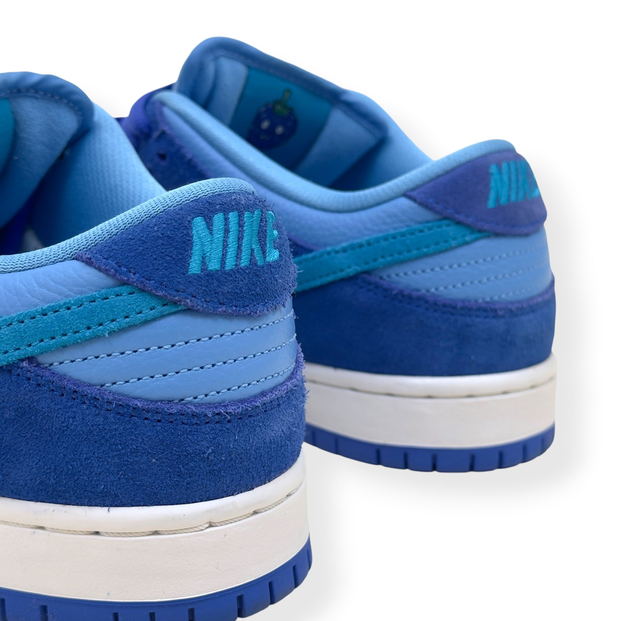 NIKE SB DUNK LOW TOP SNEAKER ‘BLUE RASPBERRY’ UK7