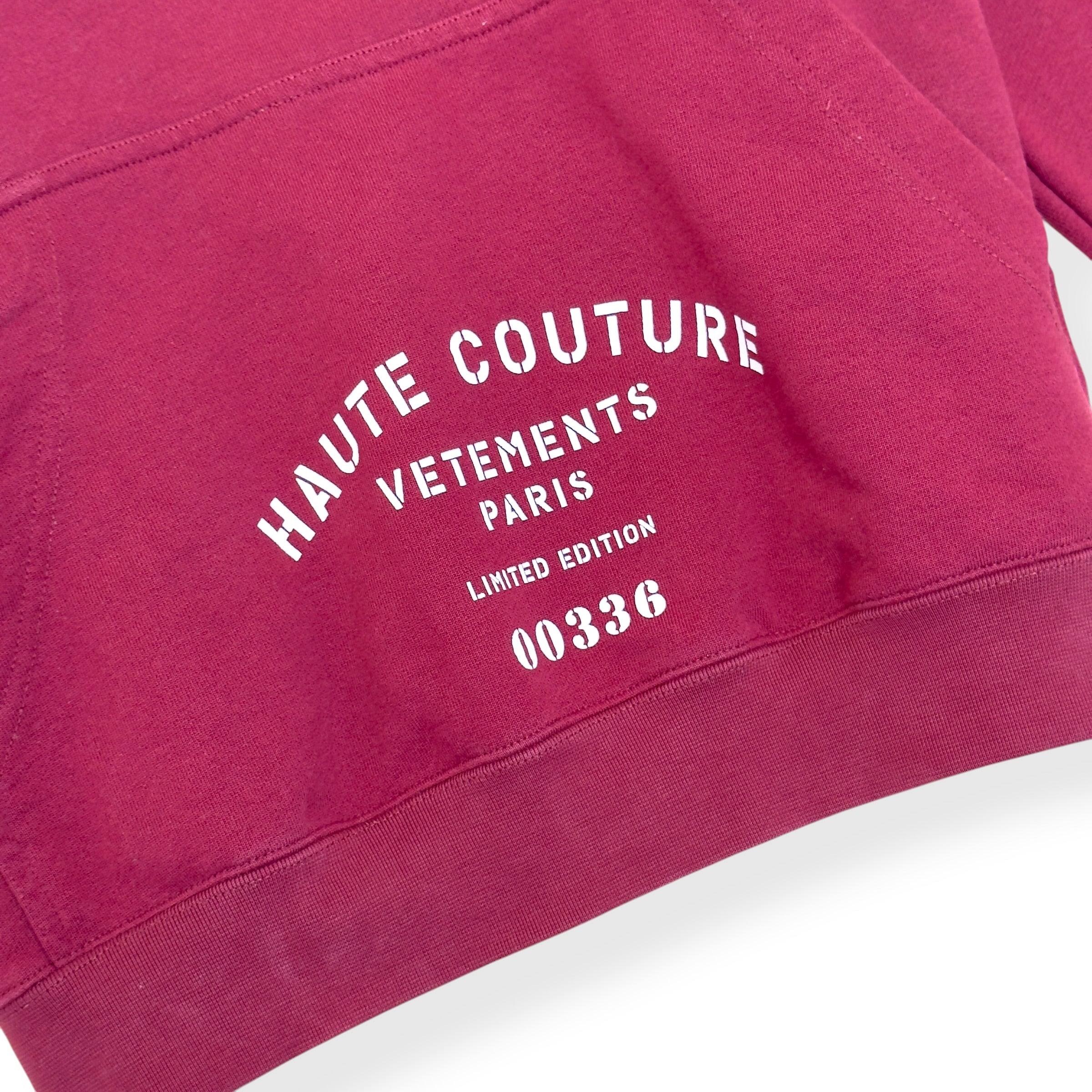 VETEMENTS OVERSIZED LOGO PRINT HOODIE BURGUNDY M