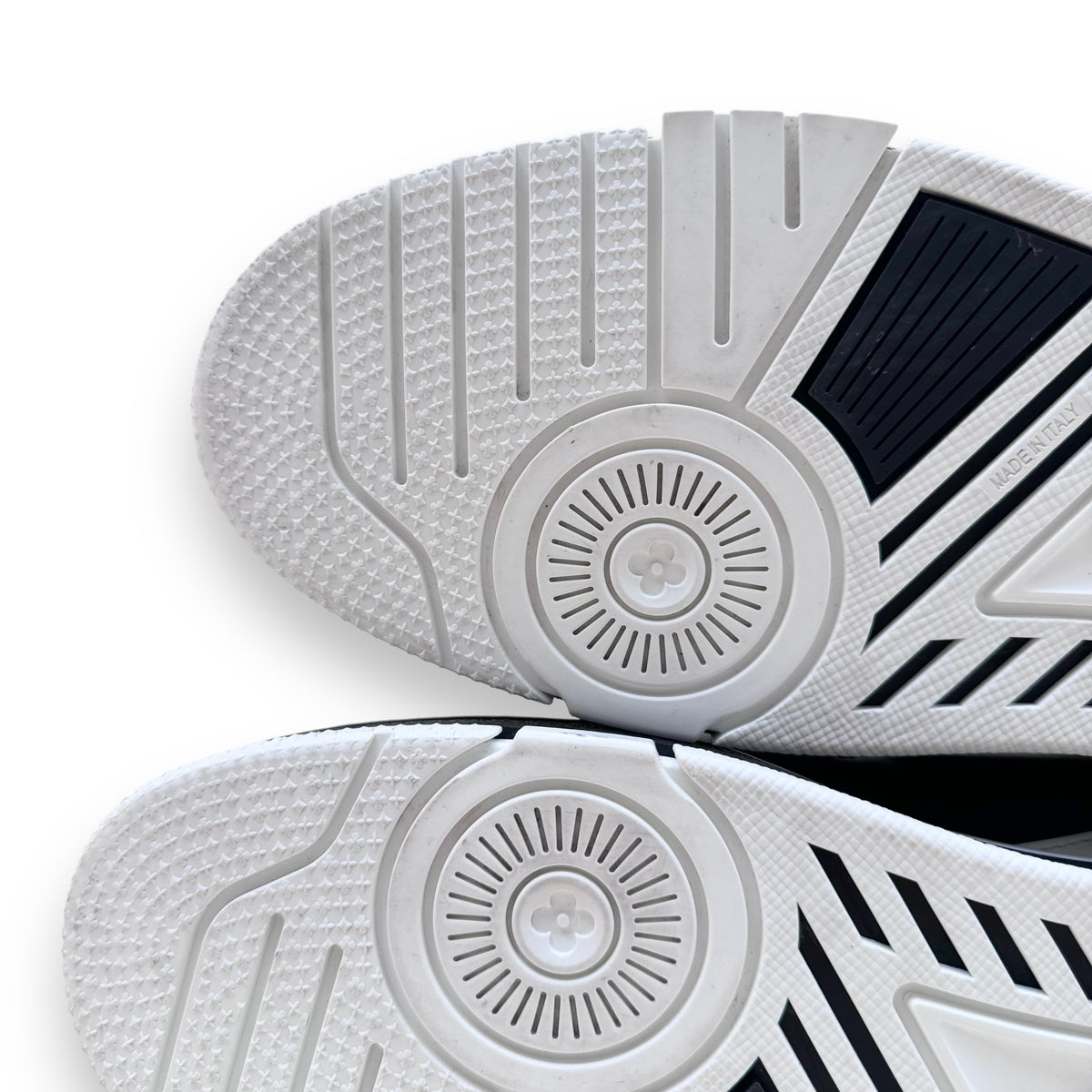 LOUIS VUITTON HIGH-TOP LEATHER SIGNATURE SNEAKER BLACK / WHITE UK11