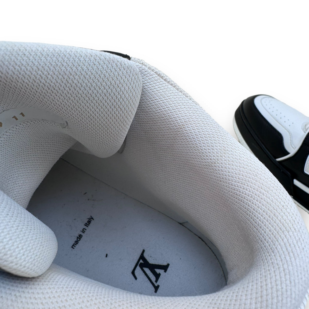 LOUIS VUITTON HIGH-TOP LEATHER SIGNATURE SNEAKER BLACK / WHITE UK11
