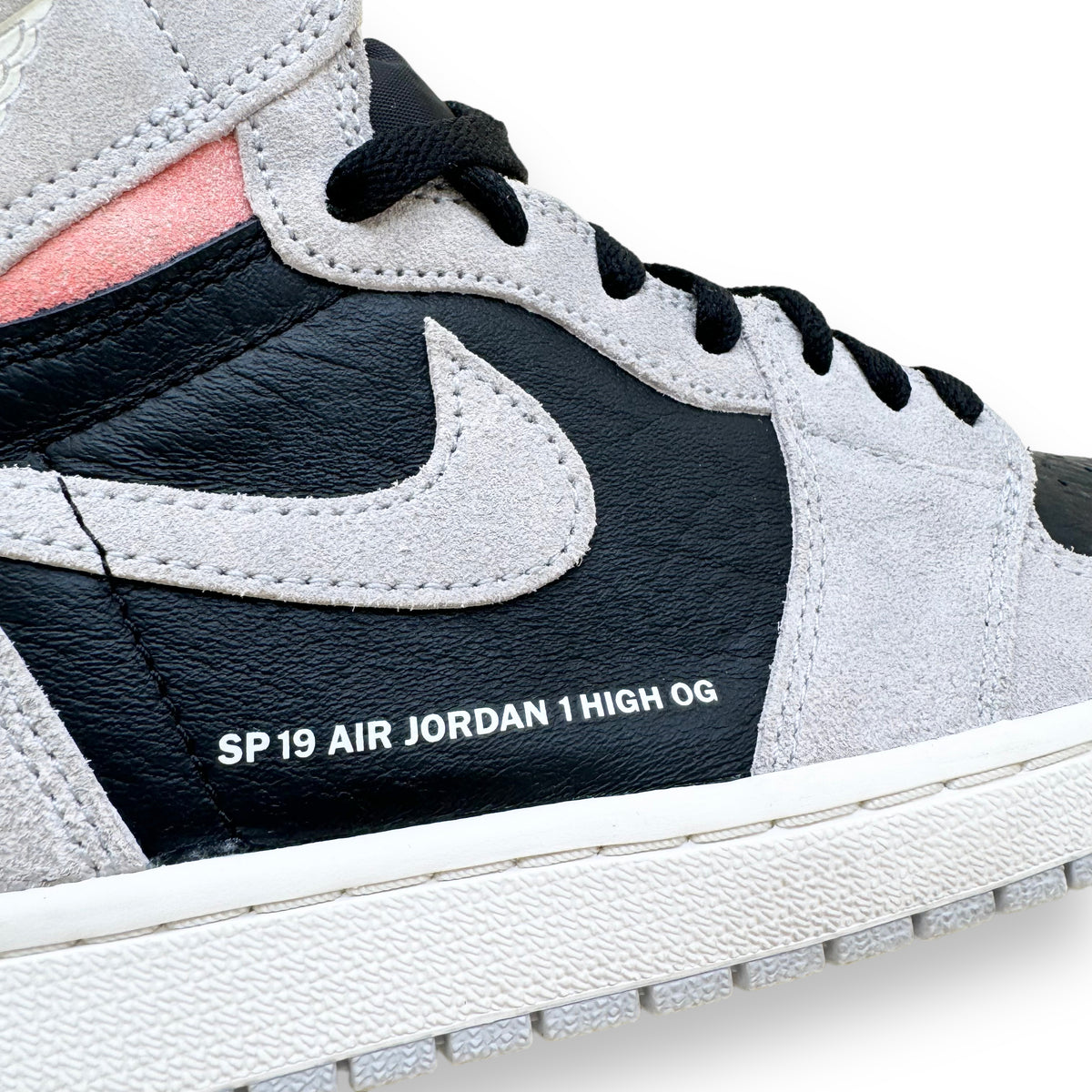 NIKE AIR JORDAN 1 RETRO HIGH OG NEUTRAL GREY HYPER CRIMSON UK9