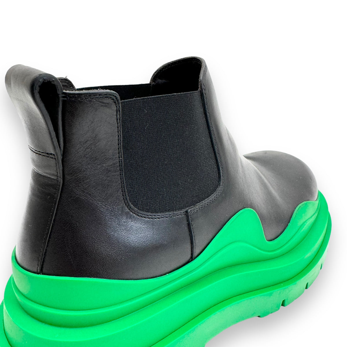 BOTTEGA VENETA TIRE ANKLE LEATHER CHELSEA BOOTS BLACK / GREEN UK7