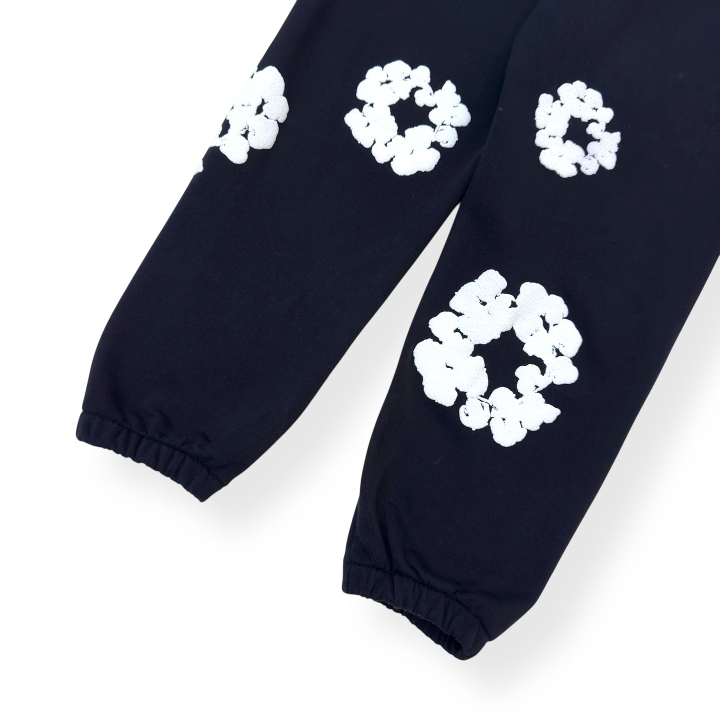 DENIM TEARS THE COTTON WREATH SWEATPANTS BLACK / WHITE S