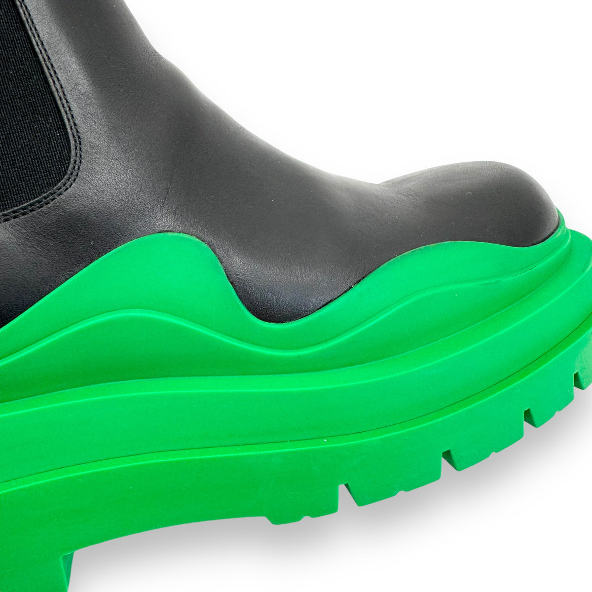 BOTTEGA VENETA TIRE ANKLE LEATHER CHELSEA BOOTS BLACK / GREEN UK7