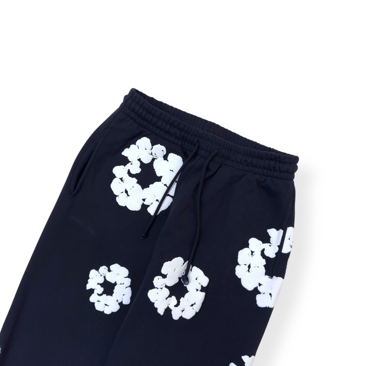 DENIM TEARS THE COTTON WREATH SWEATPANTS BLACK / WHITE S