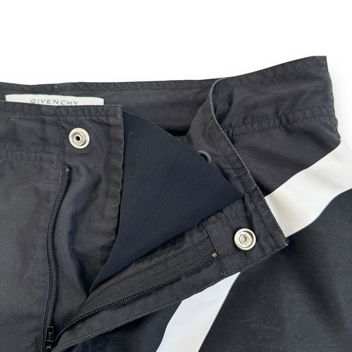 GIVENCHY STAR PATCH SHORTS BLACK / WHITE M