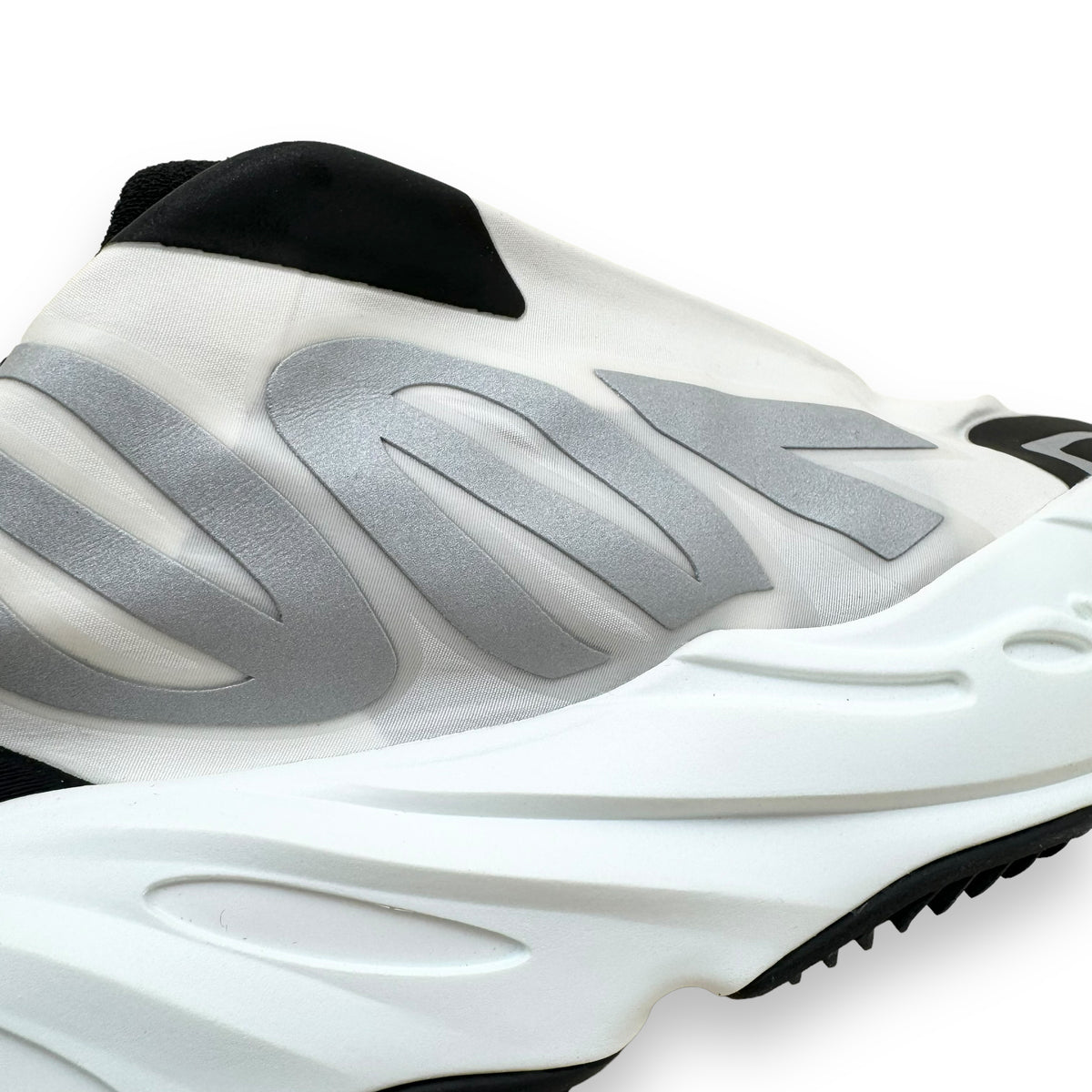 ADIDAS YEEZY BOOST 700 MNVN LACELESS ANALOG SNEAKER UK5