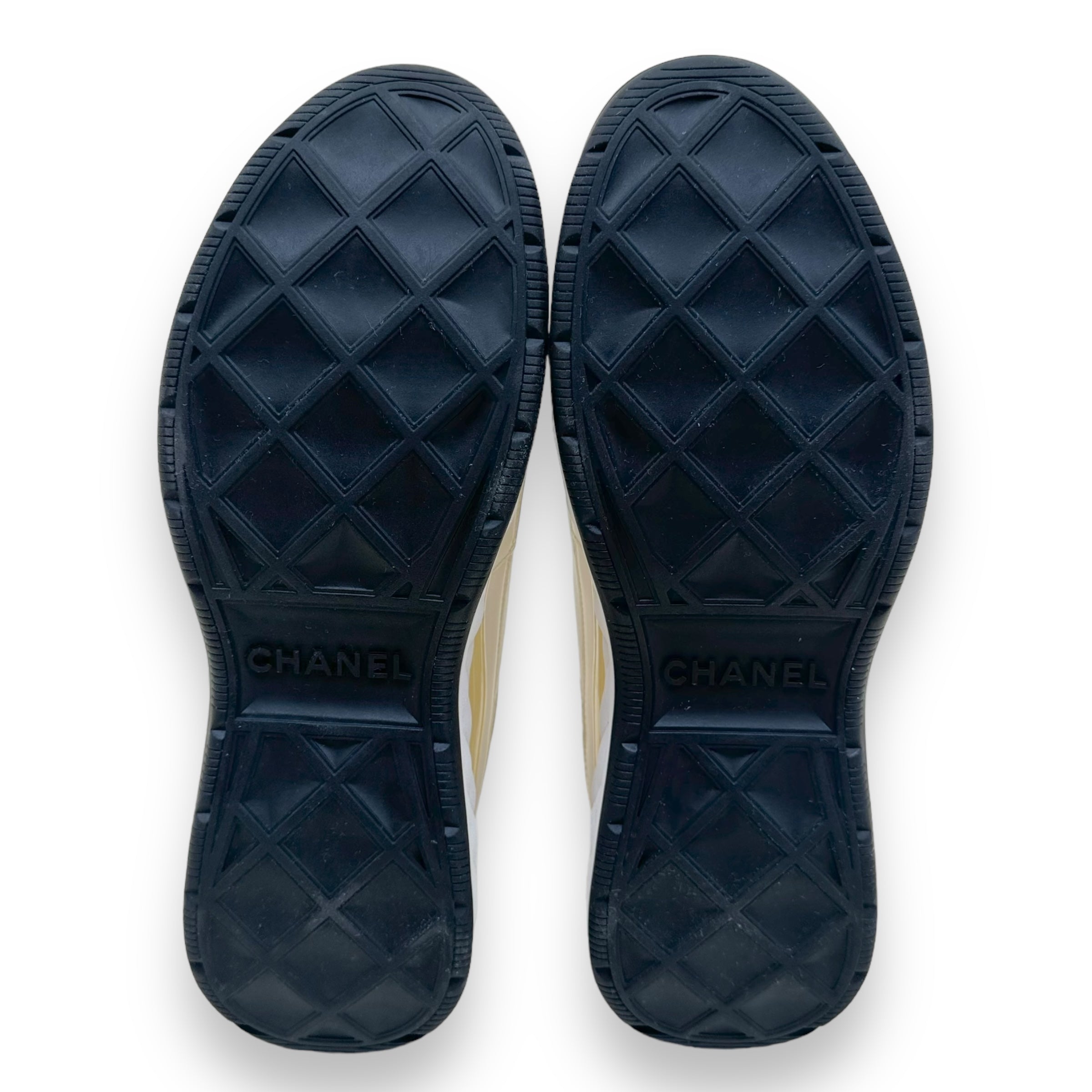 CHANEL NEOPRENE / LEATHER CC LOW TOP SNEAKER WHITE / IVORY UK9