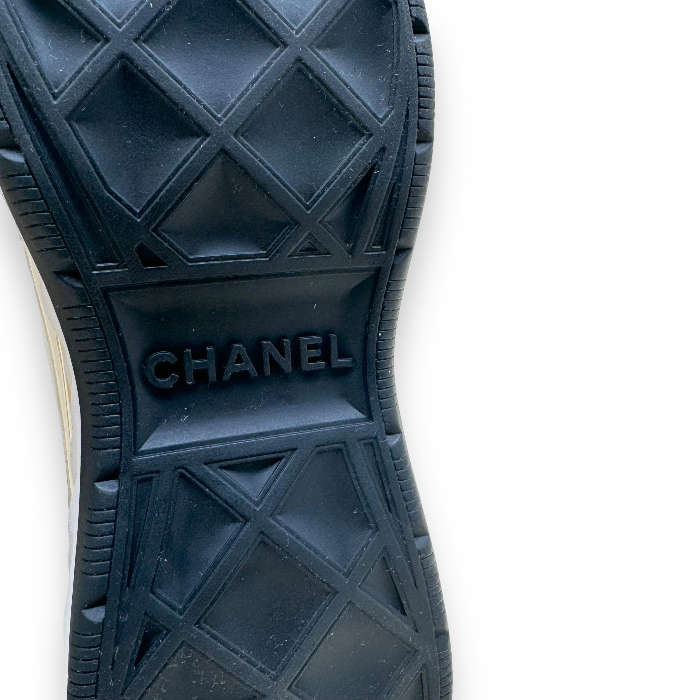 CHANEL NEOPRENE / LEATHER CC LOW TOP SNEAKER WHITE / IVORY UK9