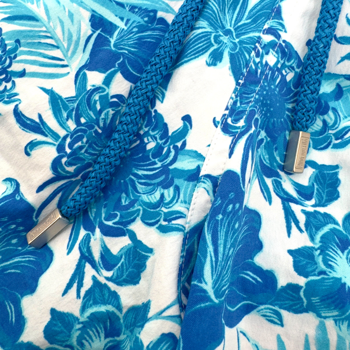 VILEBREQUIN MOORISE TROPICAL PRINT SWIM SHORTS BLUE / WHITE M